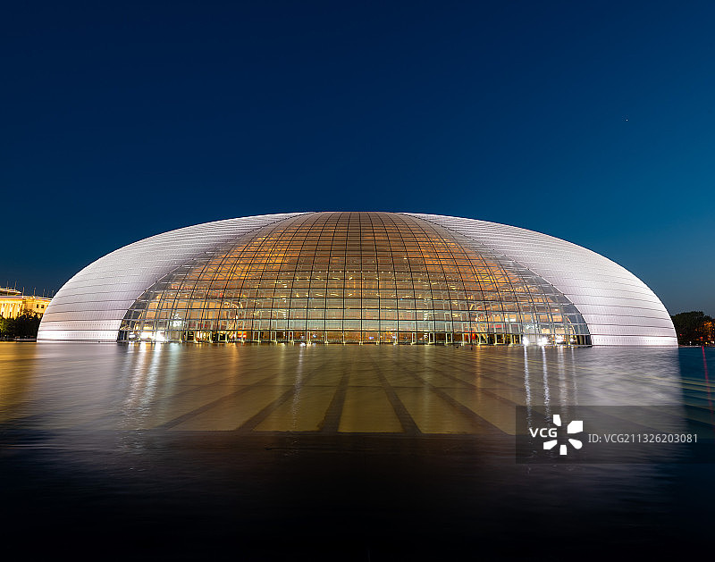 夜幕下的国家大剧院图片素材