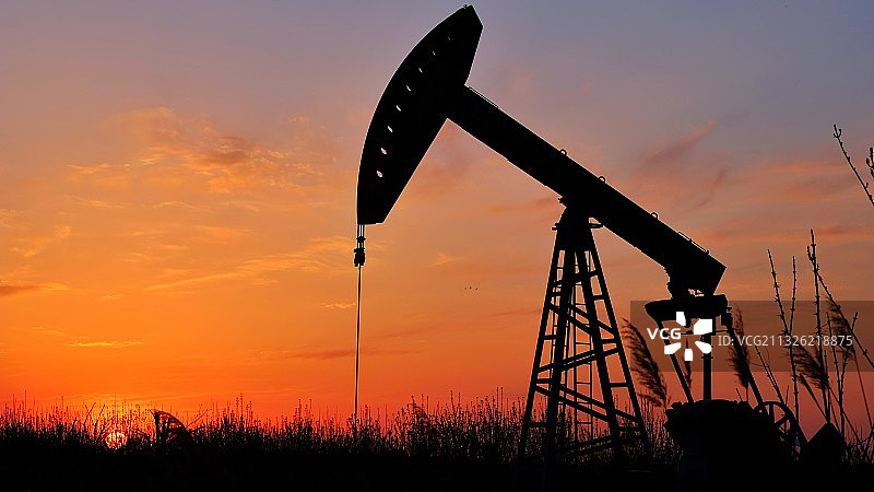 油井落日余晖图片素材