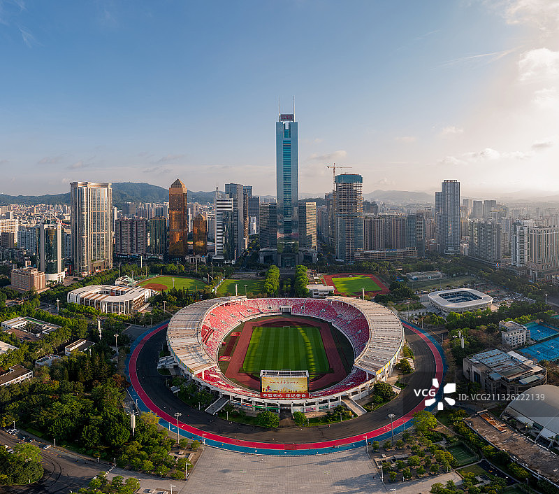广州新中轴线上的天河体育场与中信广场图片素材