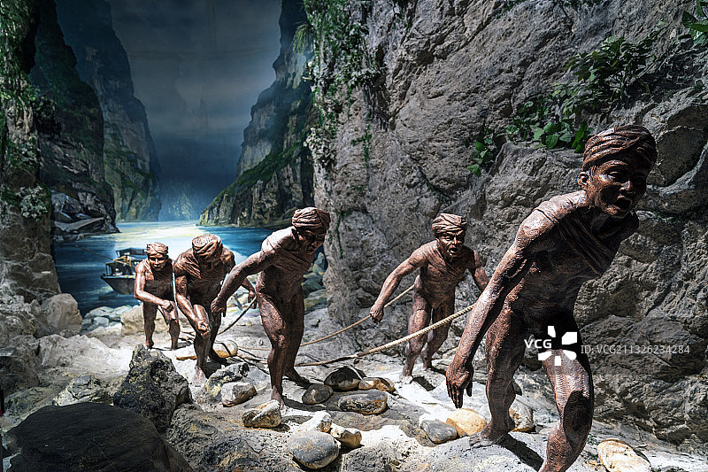 湖北巴东神农溪纤夫情景造像图片素材