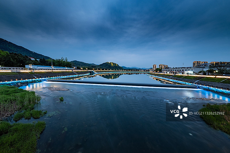 富阳新登镇葛溪夜景图片素材