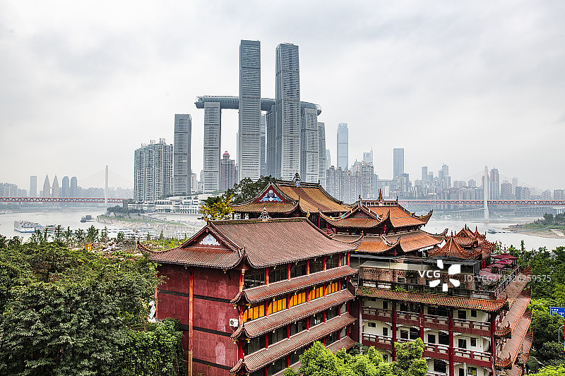 隔江相望的重庆千佛寺与来福士图片素材