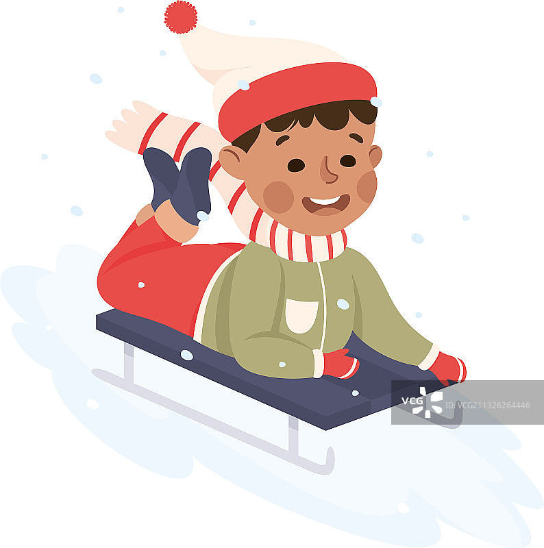穿着暖和衣服的兴奋男孩玩雪橇图片素材