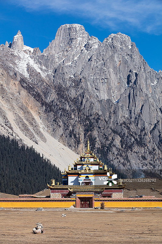 四川甘孜藏族自治州巴塘县措普沟的措普寺图片素材