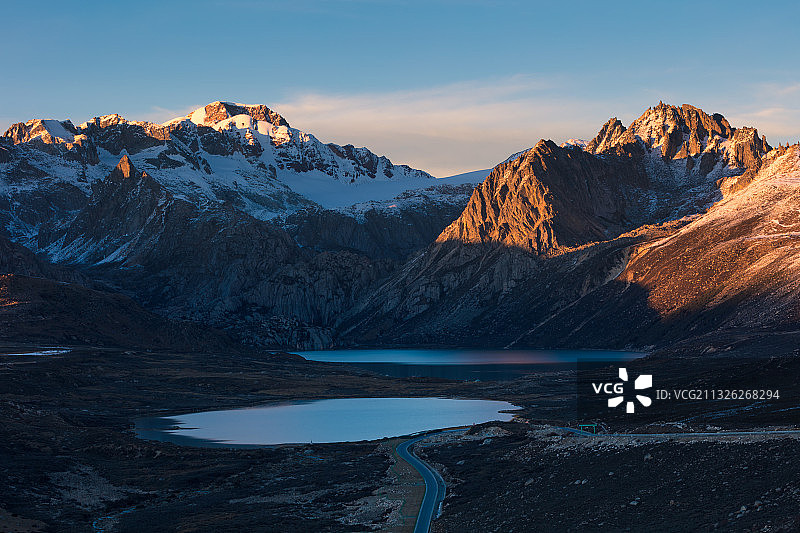 318国道川藏线边的海子山姊妹湖图片素材