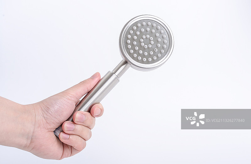 手拿花洒淋浴头图片素材