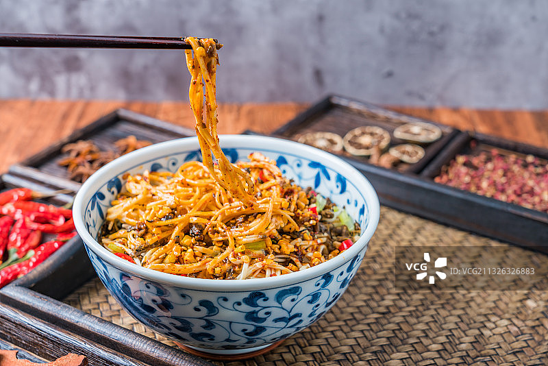 中国四川宜宾美食——宜宾燃面图片素材