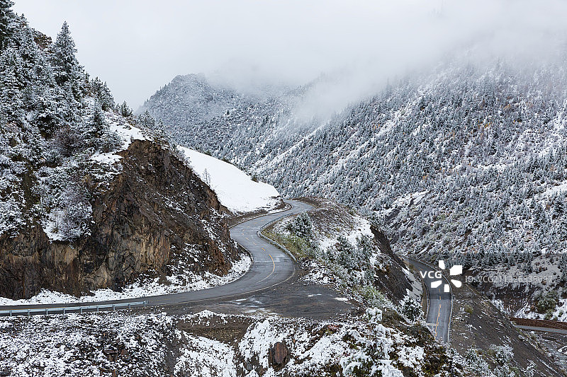 西藏昌都市边坝县境内的公路图片素材