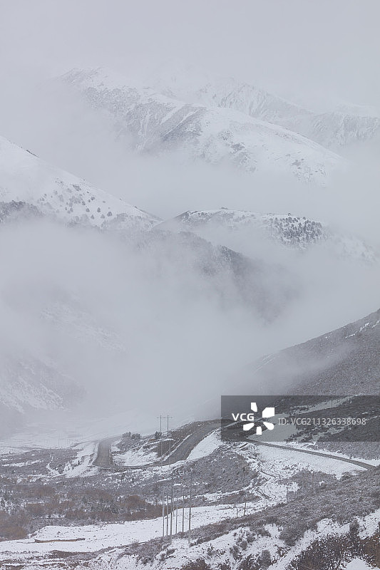 西藏昌都市边坝县境内雪中的公路图片素材