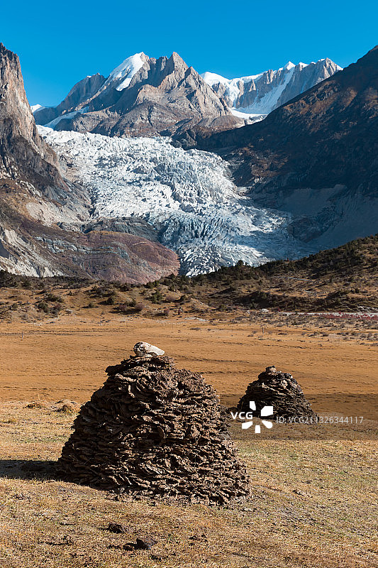 西藏那曲市索县穹雄沟布加雪山的冰川，前面是牧民的燃料牦牛粪。图片素材