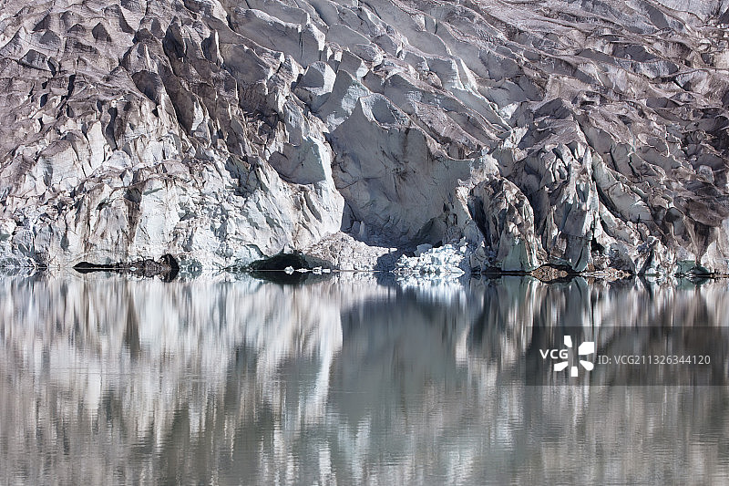 西藏那曲市索县穹雄沟布加雪山的冰川湖图片素材