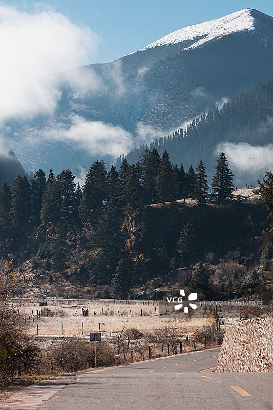 317国道西藏昌都市类乌齐县段图片素材