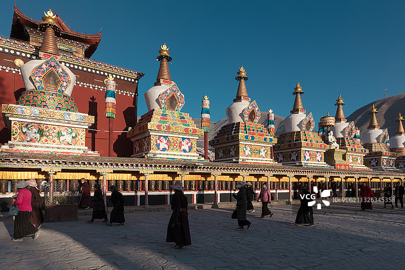 317国道青海省玉树藏族自治州新寨玛尼堆广场转经的信徒图片素材