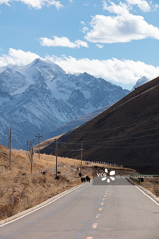 四川甘孜藏族自治州德格县境内的风景图片素材