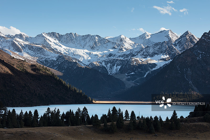 四川甘孜藏族自治州德格县新路海的风景图片素材