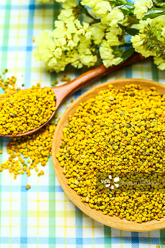 花粉放在木盘和木勺里图片素材