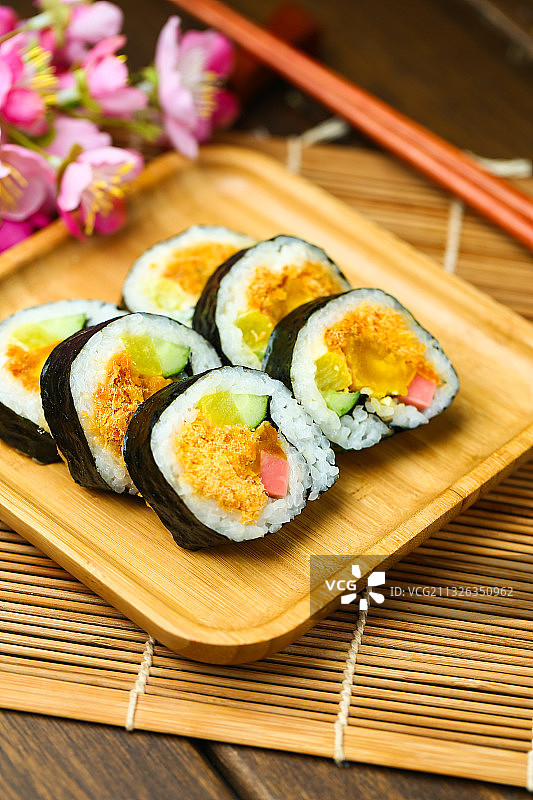 紫菜包饭放在竹帘上图片素材