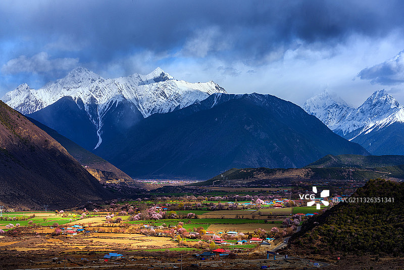 雪山下的波密桃花村图片素材
