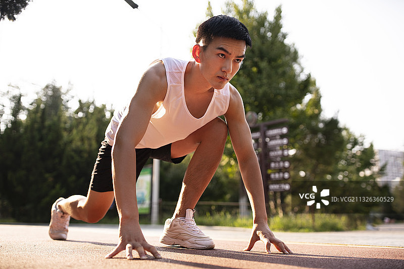 运动员准备起跑图片素材