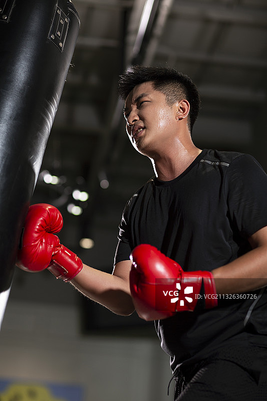 男子在健身房练习拳击图片素材