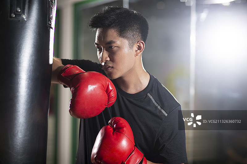 男子在健身房练习拳击图片素材