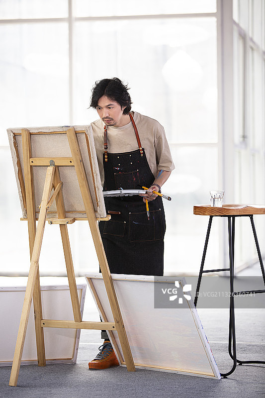 画家在工作室画油画图片素材