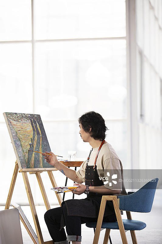 画家在工作室画油画图片素材