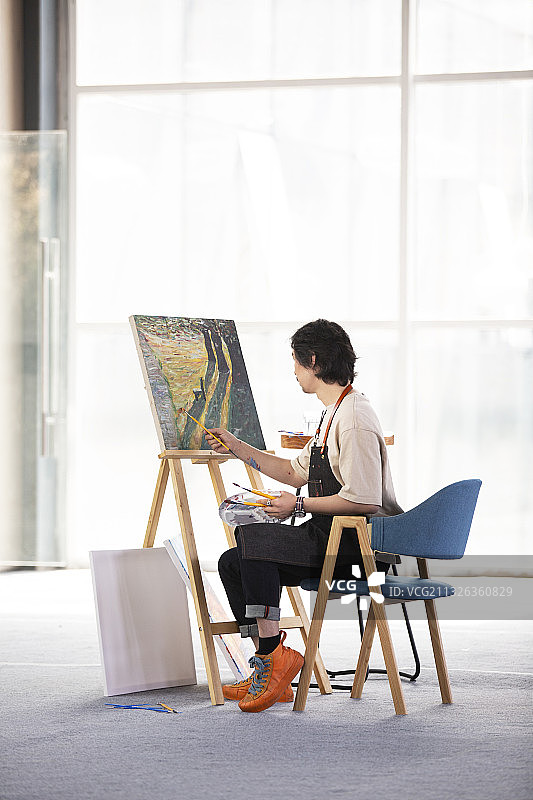 画家在工作室画油画图片素材