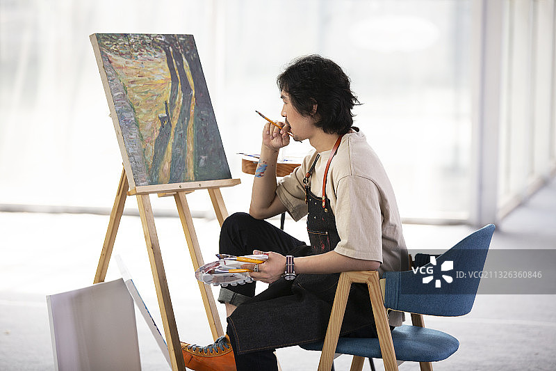 画家在工作室画油画图片素材