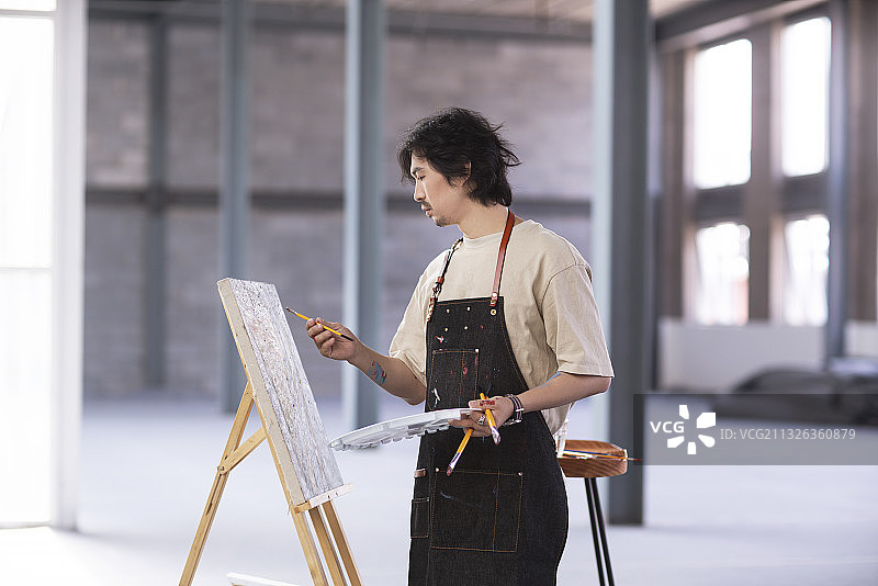 画家在工作室画画图片素材