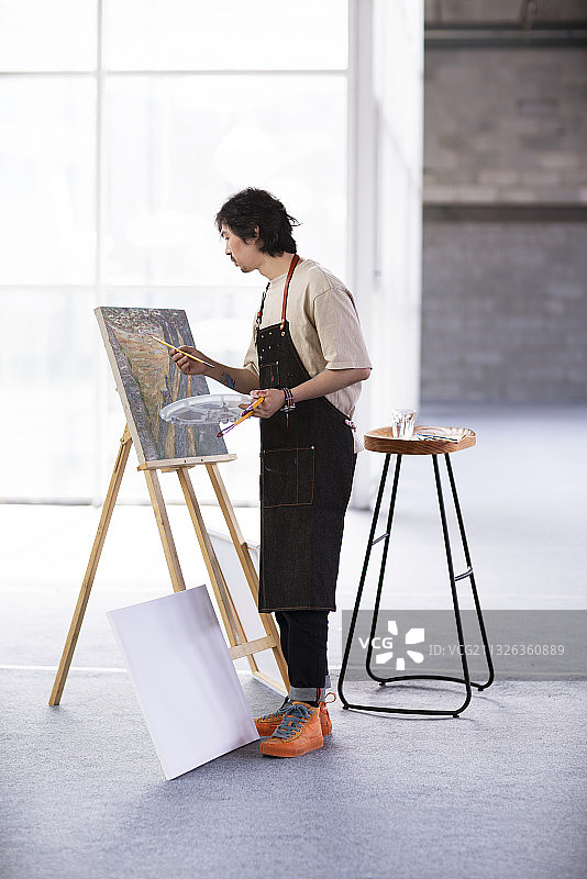 画家在工作室画画图片素材