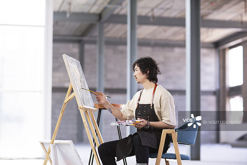 画家在工作室画画图片素材