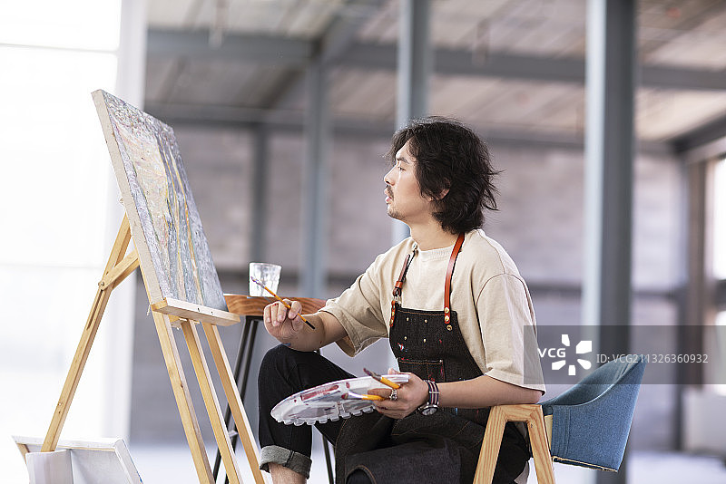 画家在工作室画画图片素材