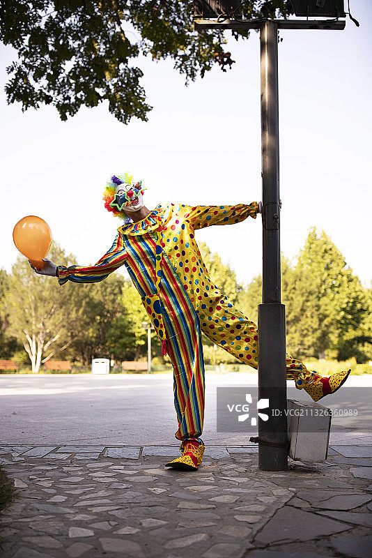 小丑在街道跳舞图片素材