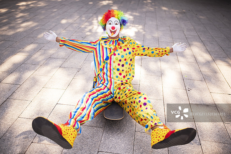 小丑玩滑板图片素材