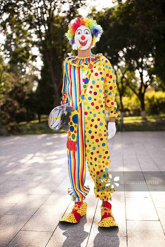 小丑玩滑板图片素材