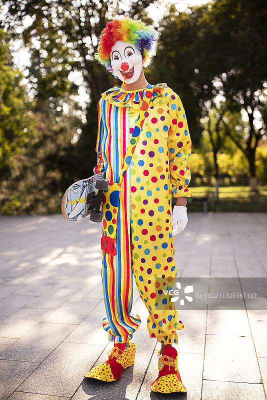 小丑玩滑板图片素材