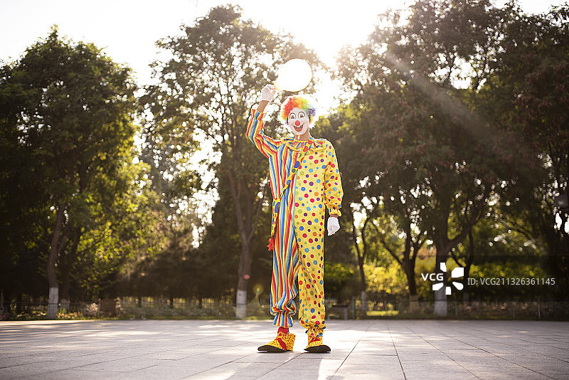 小丑在街道表演图片素材