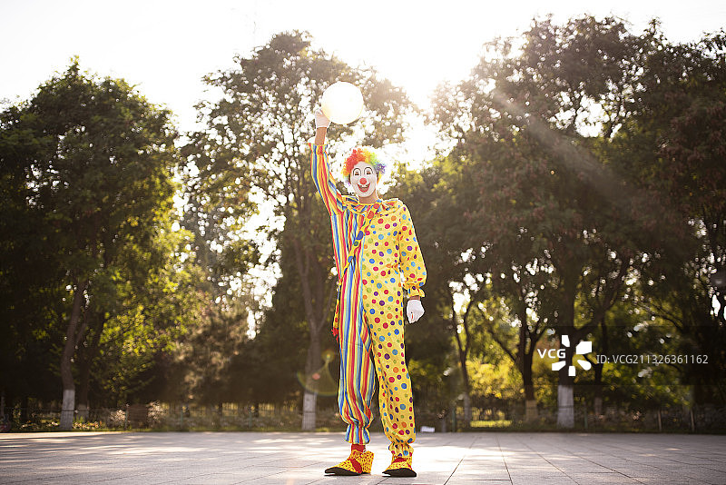 跳起来的小丑图片素材