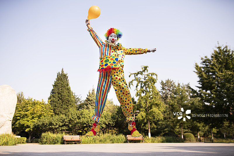 跳起来的小丑图片素材