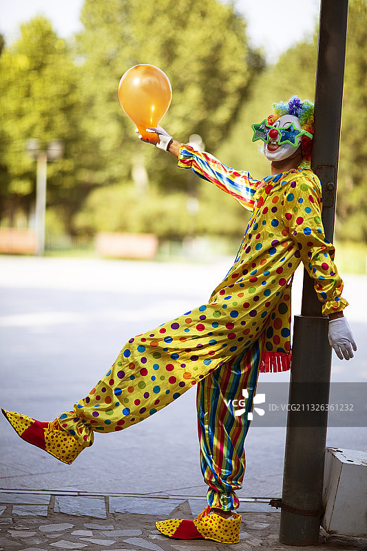 小丑在街头跳舞图片素材