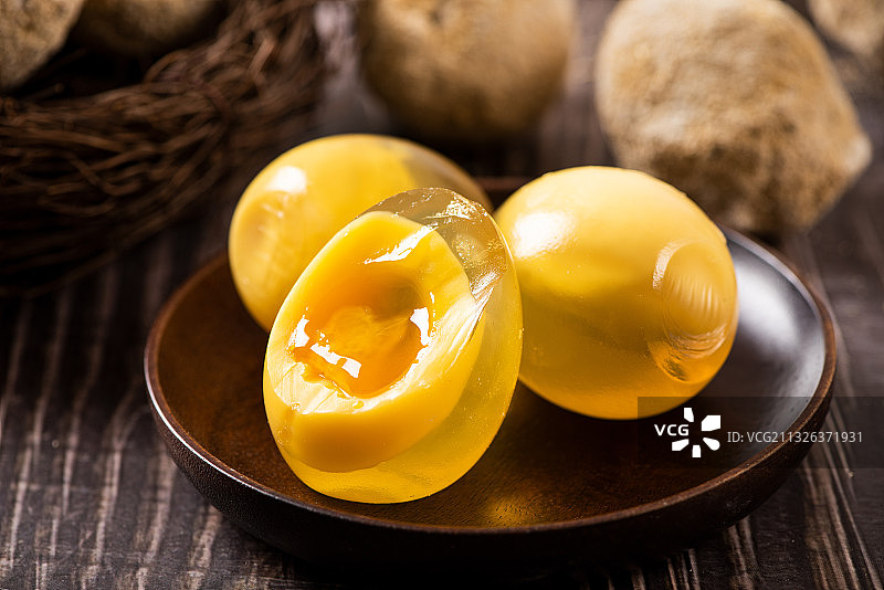 剥开的黄心皮蛋变蛋图片素材