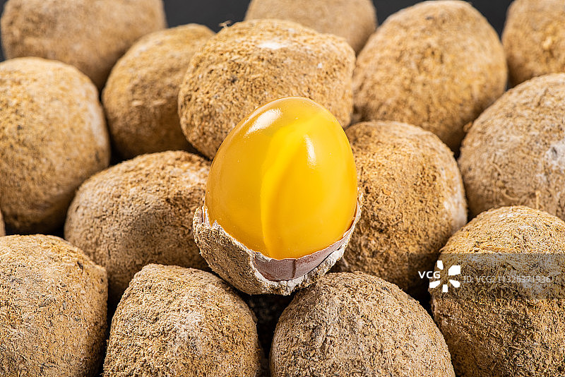 剥开的黄心皮蛋变蛋图片素材