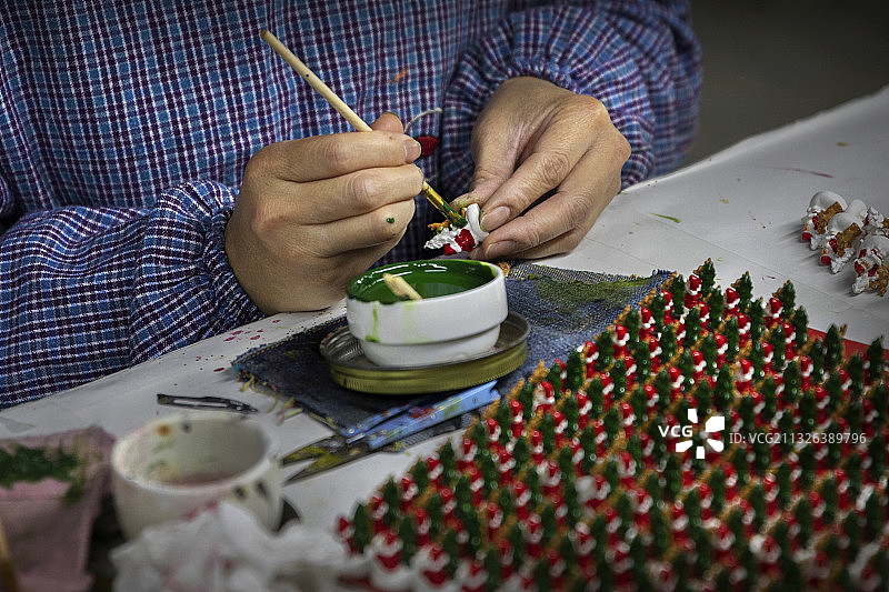 工匠师正在彩绘出口玩具图片素材