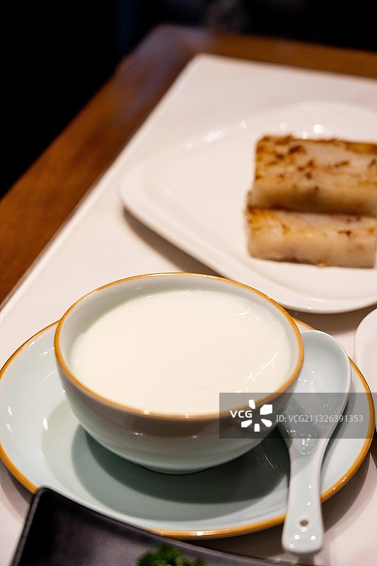 广东佛山顺德特色小吃甜品双皮奶图片素材