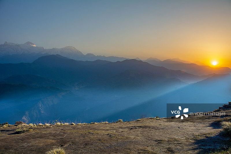 尼泊尔风光，山顶平台，草地平台，地面，雪山，西藏以西图片素材