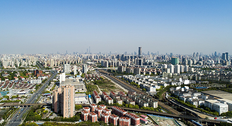 从上海普陀区向浦东望去，高楼林立，陆家嘴CBD清晰可见。图片素材