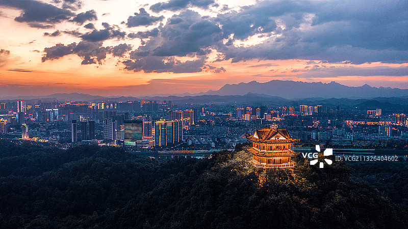 夕阳下的云碧阁图片素材