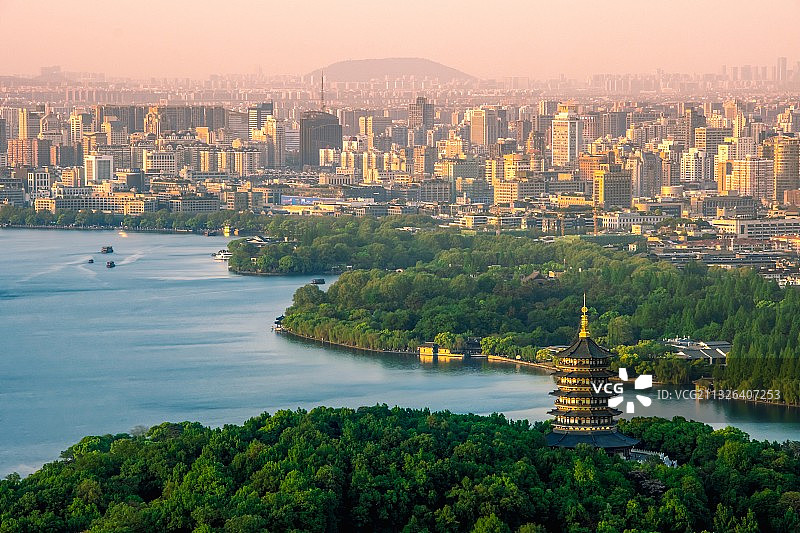 西子余晖 普照雷锋图片素材