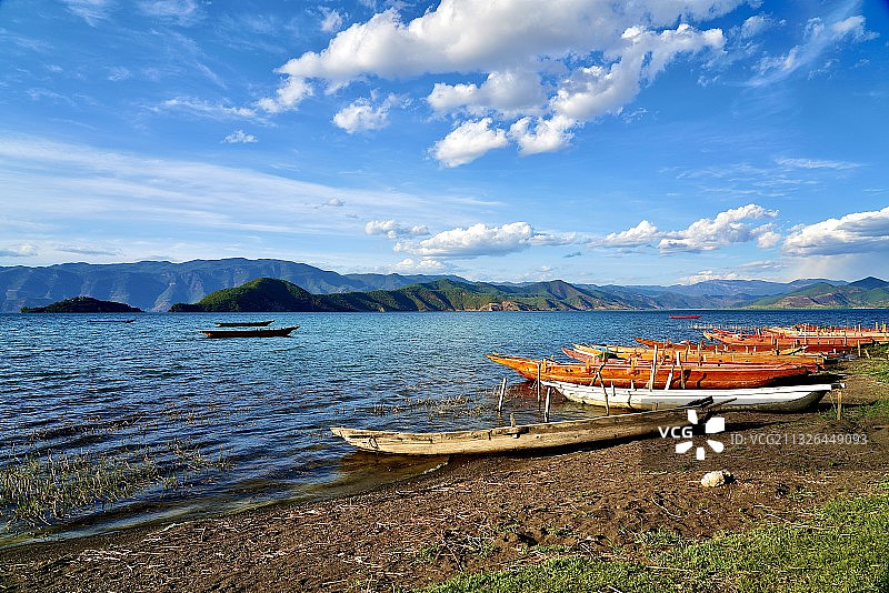 湖边的猪槽船图片素材